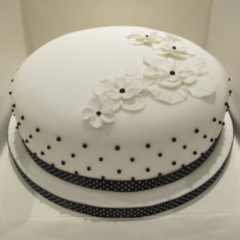 Black and white chic ladies cake
