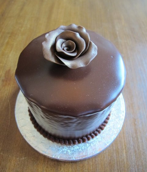 Chocolate cake for two chocolate roses